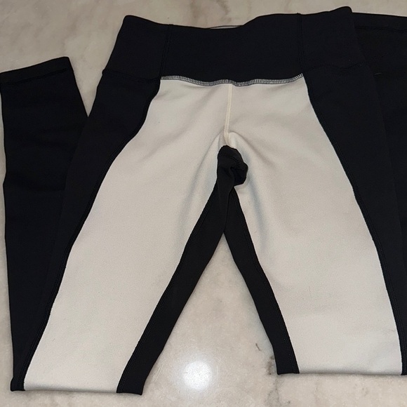 Lululemon Athletica Black and White Leggings Sporty Design - Picture 4 of 9